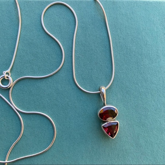 Sterling Silver Garnet necklace and earrings - Picture 3 of 4
